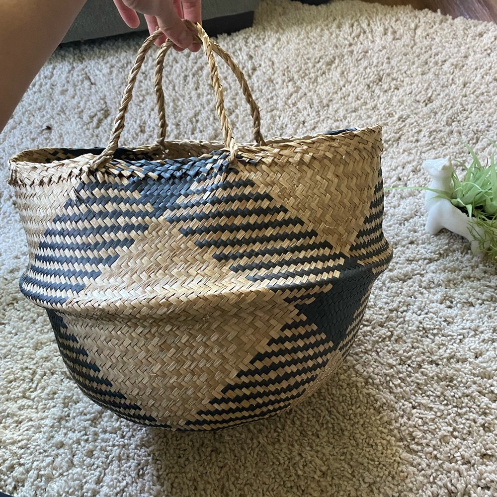 Woven super unique bohemian style weaved vintage purse/purse basket. ☀️